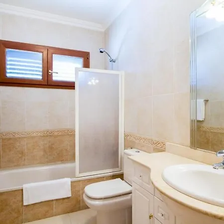 Puerto Del Carmen Sleeps 6 Pool Air Con Wifi Villa Puerto del Carmen (Lanzarote)